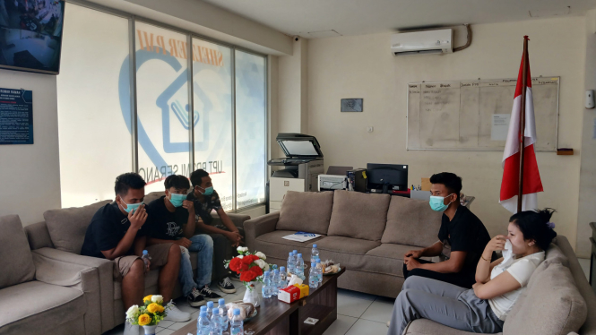 6773db91c6ef6-diduga-terlibat-judol-5-pmi-non-prosedural-berusia-remaja-berhasil-diamankan-bp2mi_665_374.jpg
