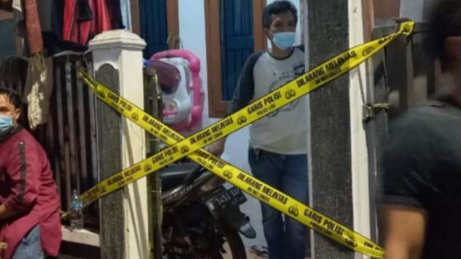 6165a6ed5a63c-polisi-memasang-garis-polisi-di-kontrakan-tempat-almarhum-gantung-diri_665_374.jpeg