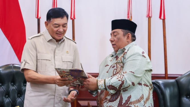 688e12ed663b0-mengan-sjafrie-sjamsoeddin-kiri_665_374.jpg