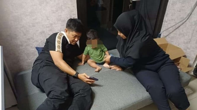 68916c50a9fe7-foto-ibu-dan-anak-viral-di-ruang-pemeriksaan-polisi_665_374.jpg