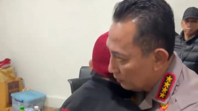 68b0a0843b9e6-kapolri-ke-rscm-lihat-langsung-ojol-korban-dilindas-rantis-brimob_665_374.jpg